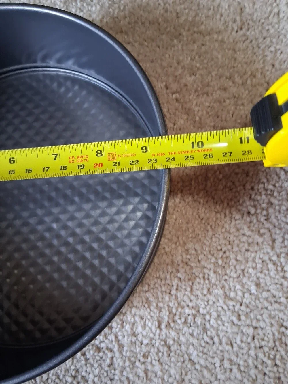 Wilton round nonstick